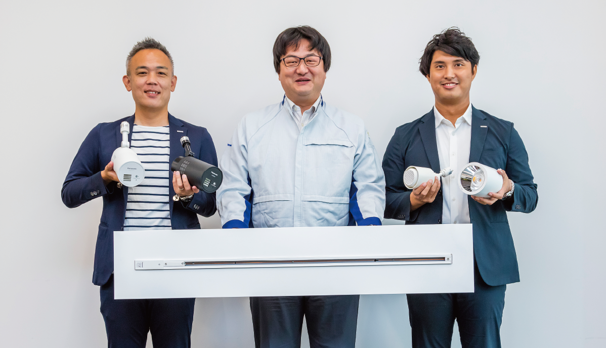 商品を手に持った担当者の写真