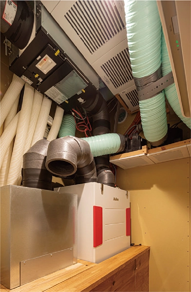 空調換気システムの機械室内部の写真