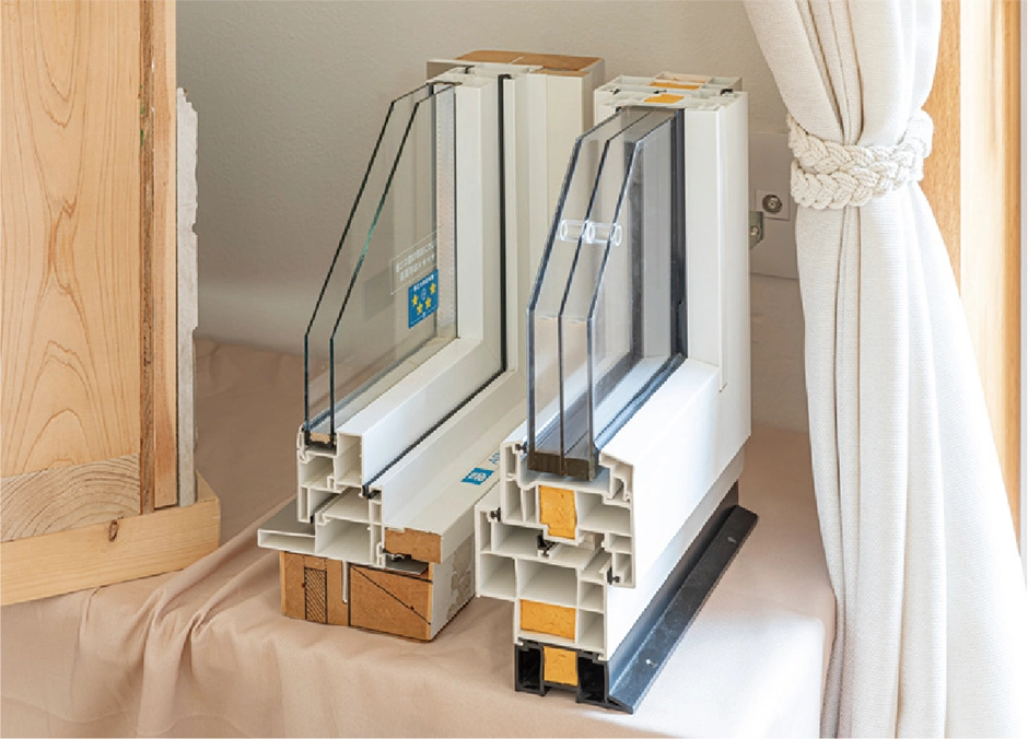 高性能の樹脂サッシとトリプルガラス断面写真