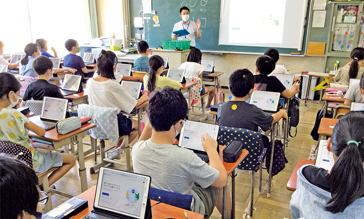 タブレットを使った授業の様子。Wi-Fi環境が整い、児童・生徒がインターネットに接続することが可能になりました。