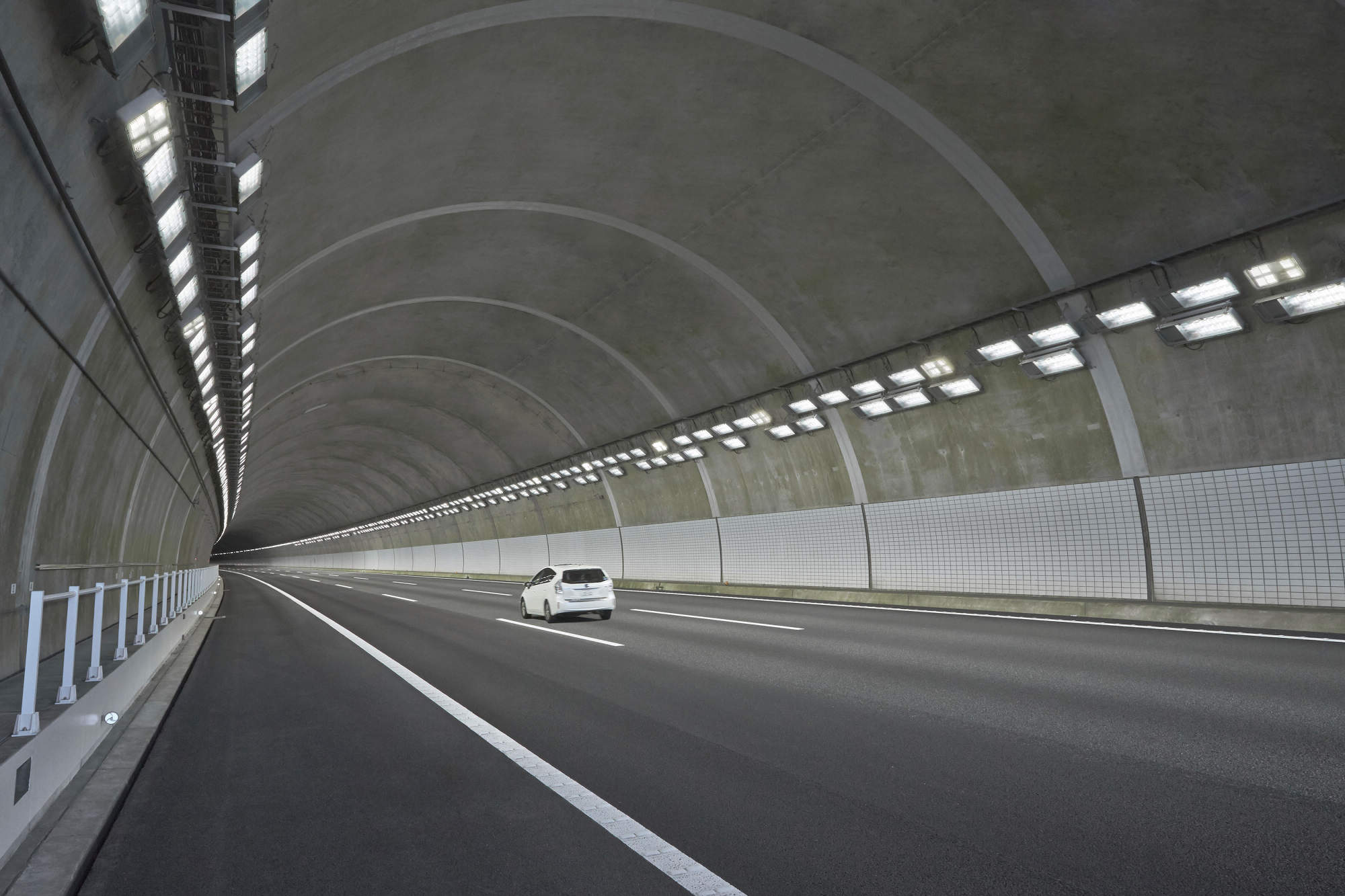 新東名高速道路 御殿場jctから長泉沼津ic間トンネル照明設備改修工事 ６車線化 道路 トンネル 納入事例集 電気 建築設備 Panasonic