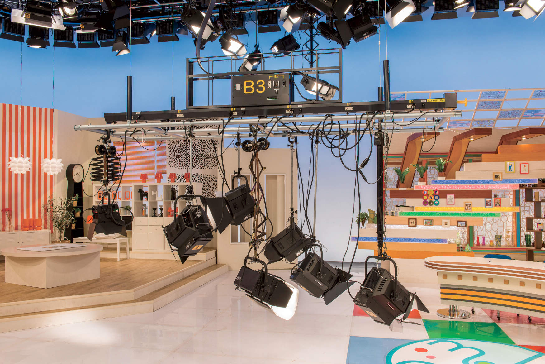 株式会社テレビ西日本制作スタジオ照明設備更新工事 スタジオ 納入事例集 電気 建築設備 Panasonic