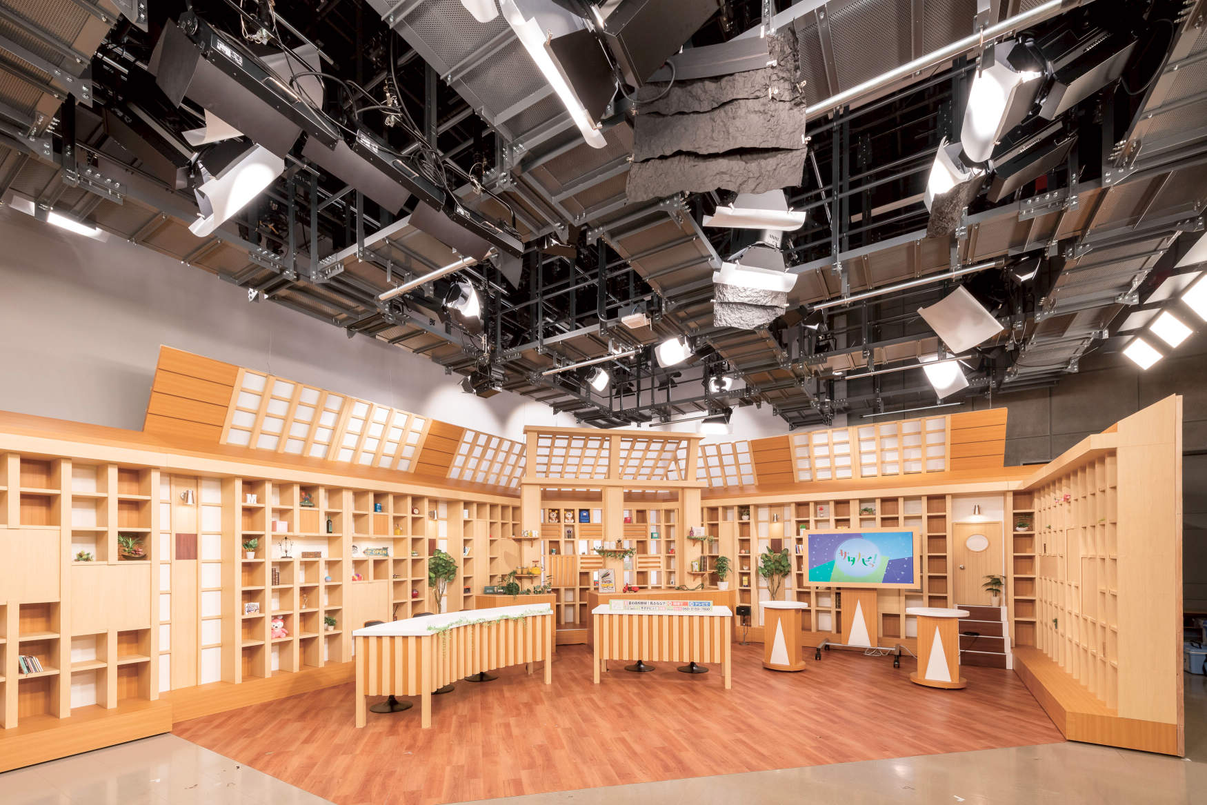 秋田朝日放送株式会社ｐスタジオ照明設備改修工事 納入事例集 電気 建築設備 Panasonic