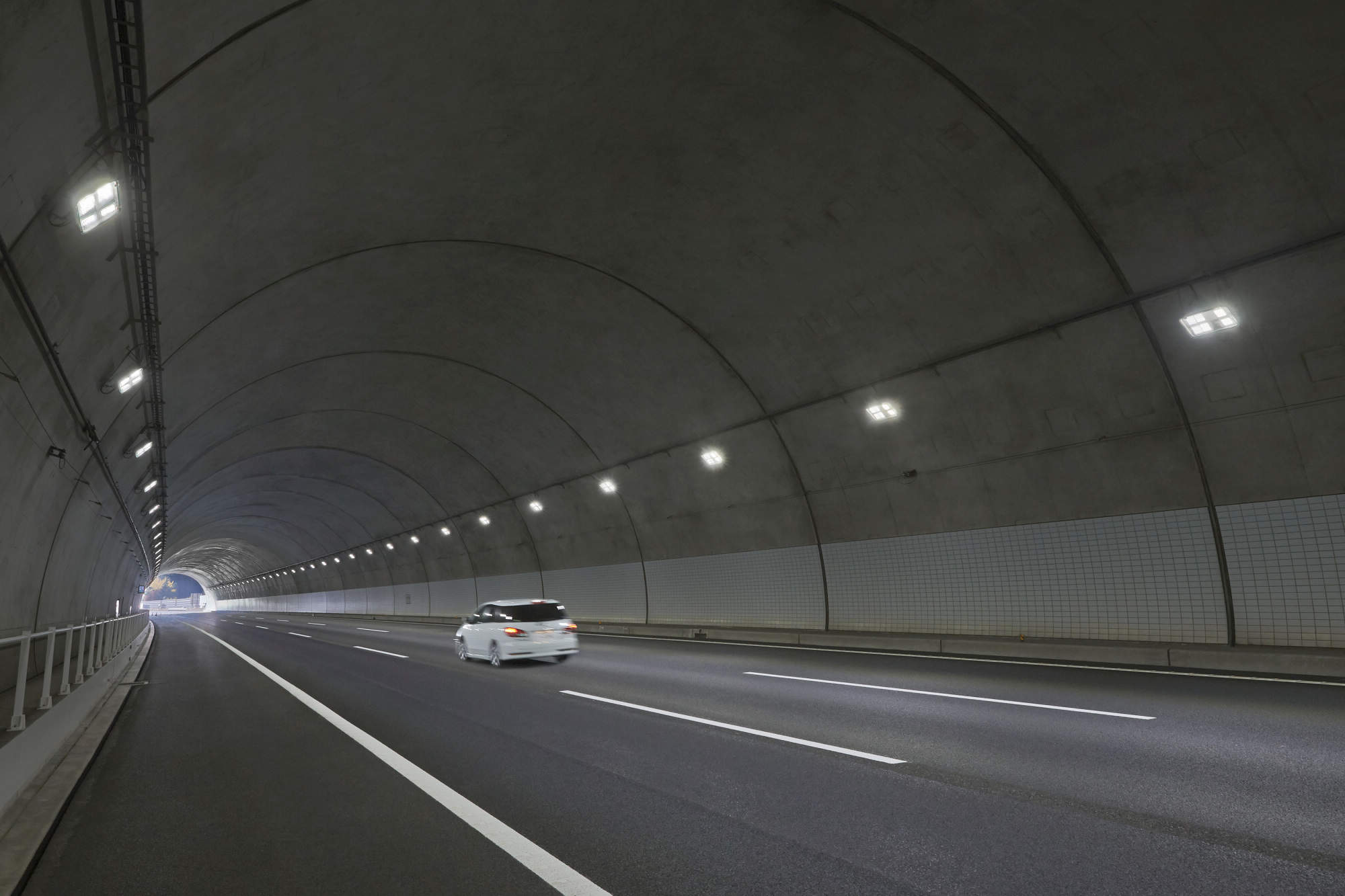 新東名高速道路 御殿場jctから長泉沼津ic間トンネル照明設備改修工事 ６車線化 道路 トンネル 納入事例集 電気 建築設備 Panasonic