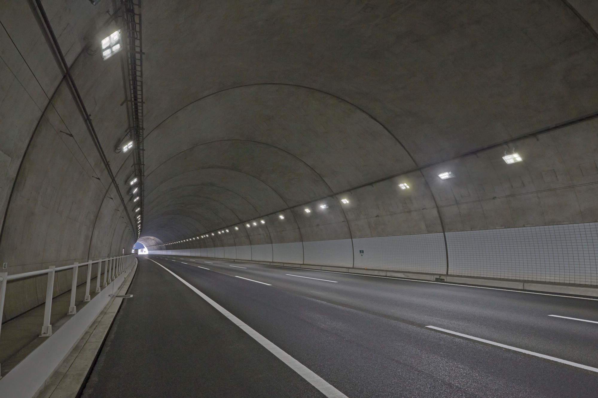 新東名高速道路 御殿場jctから長泉沼津ic間トンネル照明設備改修工事 ６車線化 道路 トンネル 納入事例集 電気 建築設備 Panasonic