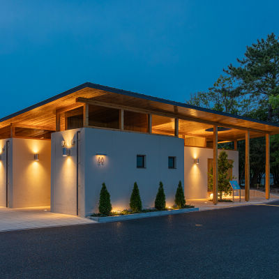 昆陽池公園 多目的広場トイレ 外観・ファサード | 納入事例集 | 電気