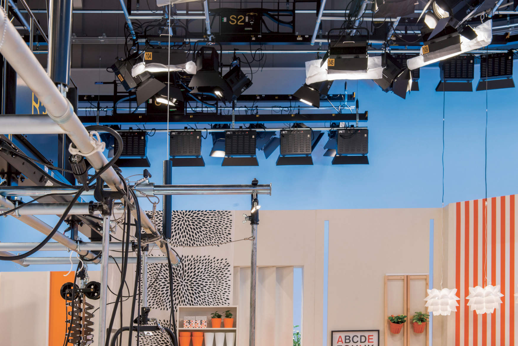 株式会社テレビ西日本制作スタジオ照明設備更新工事 スタジオ 納入事例集 電気 建築設備 Panasonic