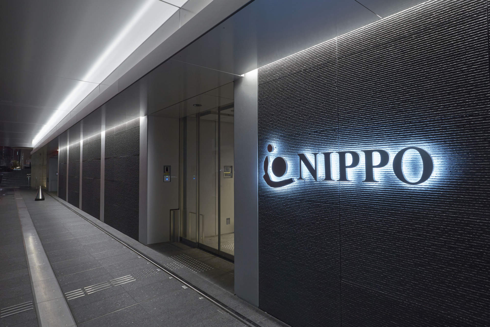 株式会社ｎｉｐｐｏ本社ビル ピロティー 軒下 納入事例集 電気 建築設備 Panasonic