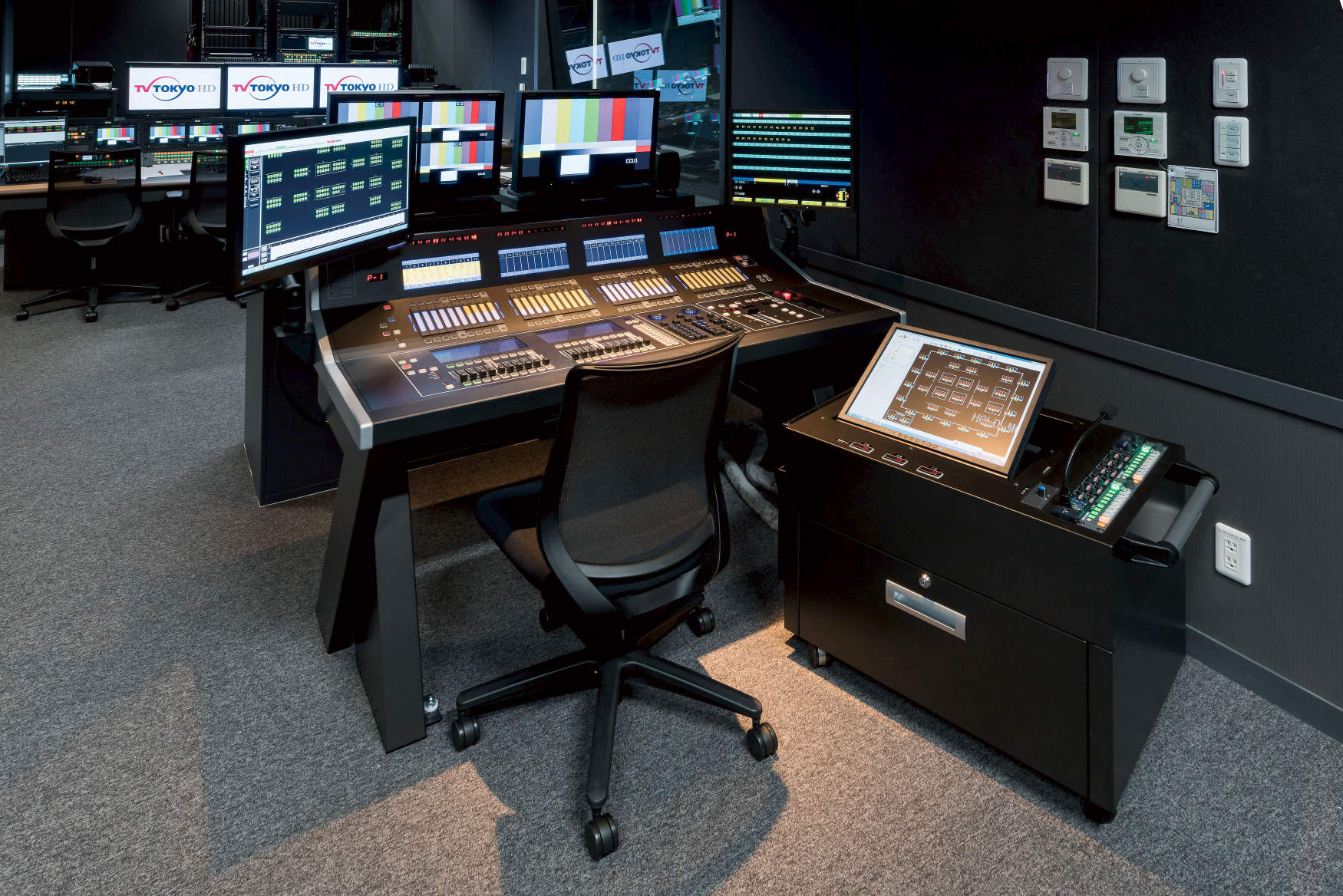 テレビ東京・BSジャパン新本社スタジオ 調光室・音響調整室 | 納入事例集 | 電気・建築設備 | Panasonic