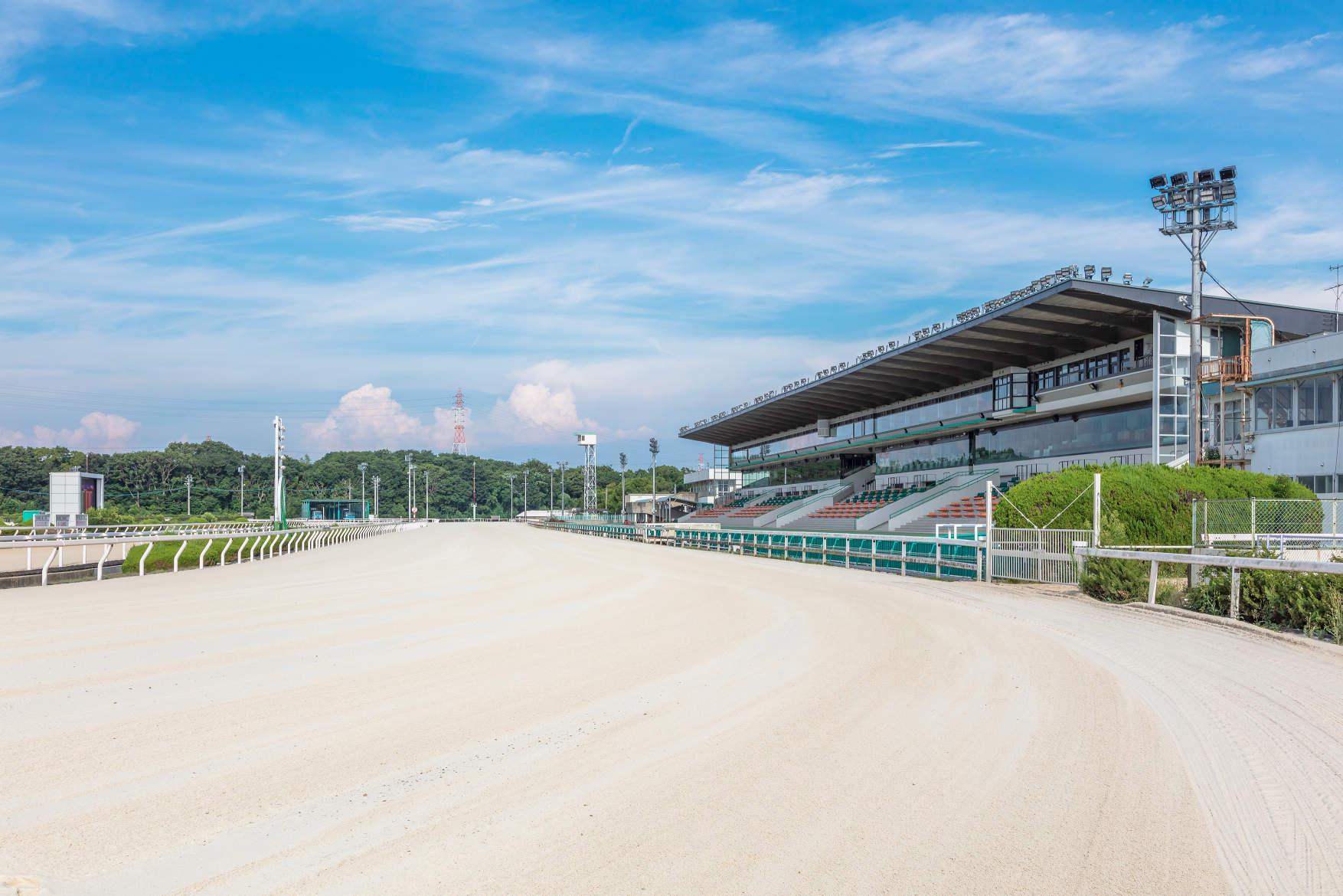 園田競馬場 走路照明器具更新工事 | 納入事例集 | 電気・建築設備 | Panasonic