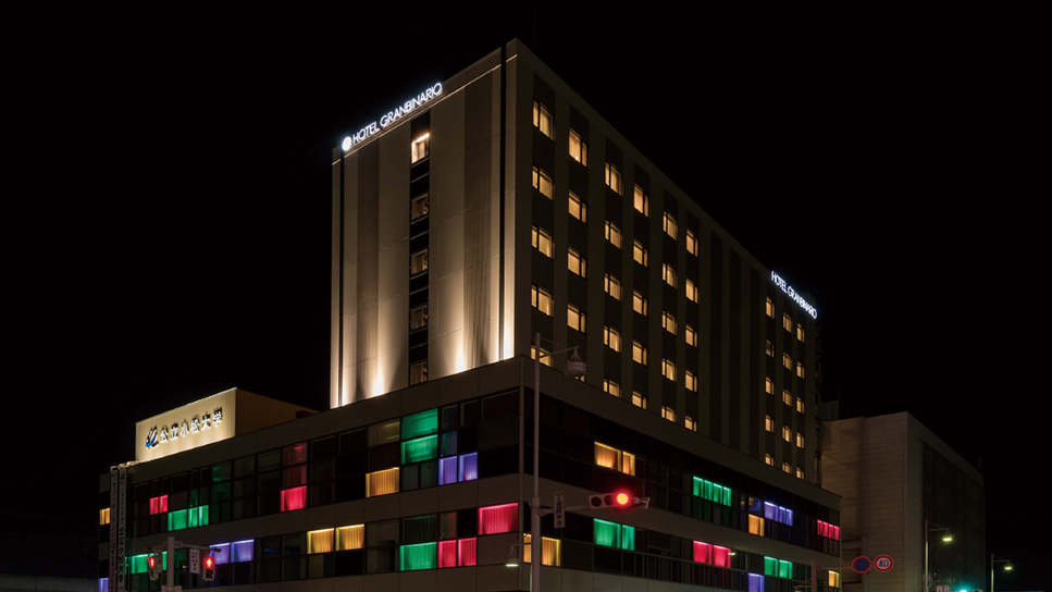 こまつアズスクエア Komatsu A Z Square 納入事例 ライトアップ演出用照明器具 Ledカラー演出照明 納入事例 施設 屋外向け照明器具 照明器具 Panasonic