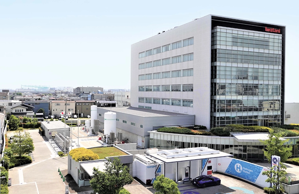 兵庫県尼崎市にある岩谷産業株式会社の社屋と、隣接する水素ステーションの全景