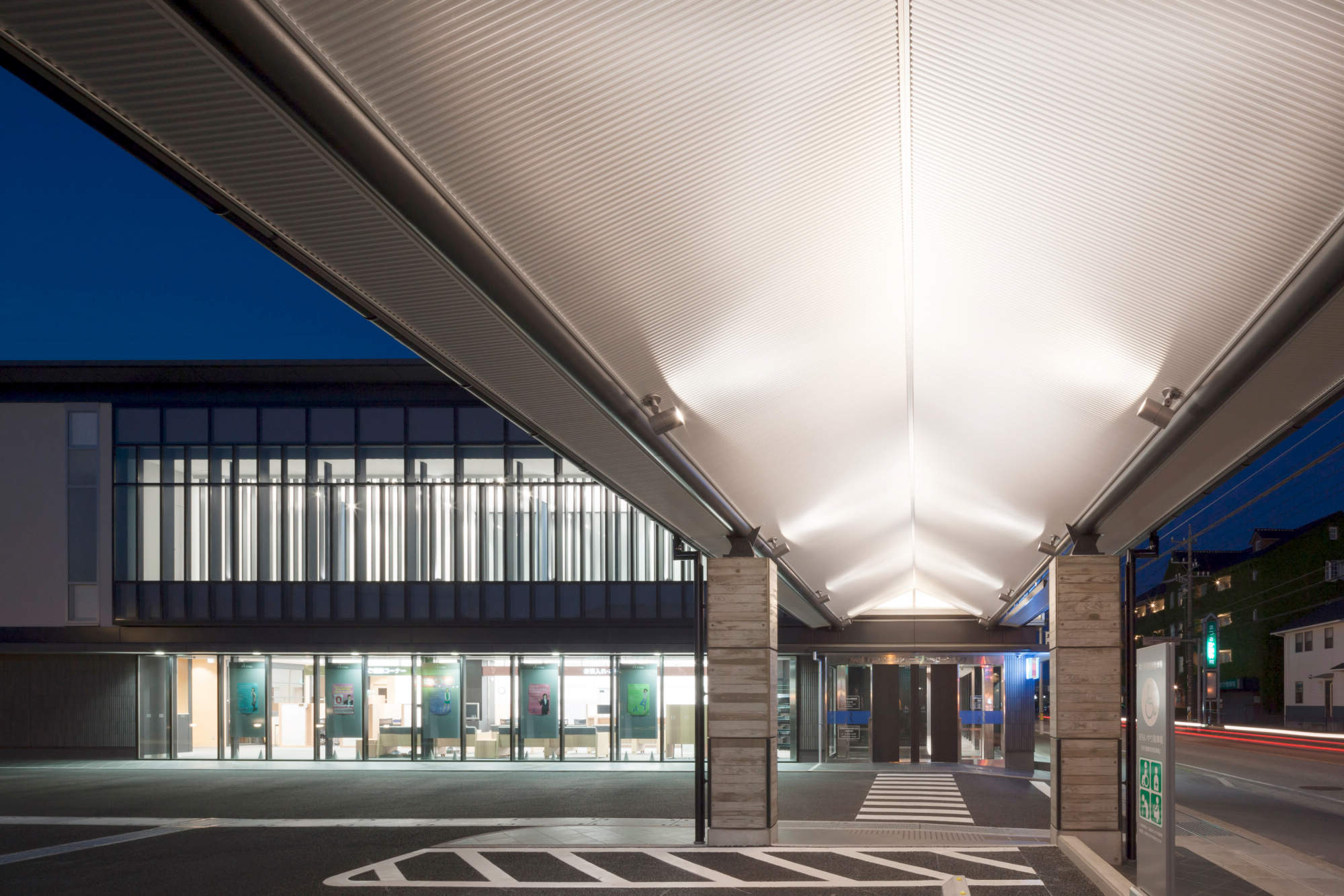 東海労働金庫 松阪支店 外観 ファサード ピロティー 軒下 納入事例集 電気 建築設備 Panasonic