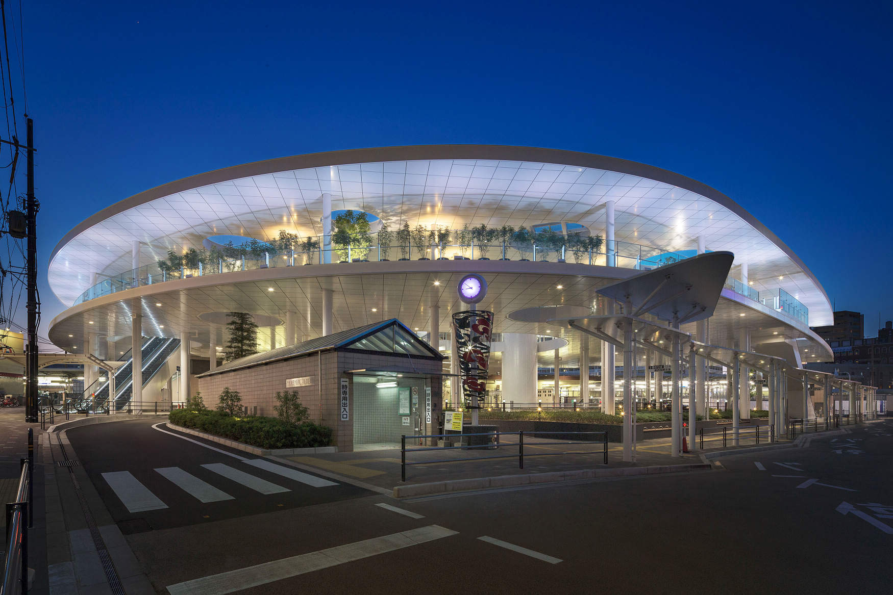 ｊｒ茨木駅東口駅前広場ペデストリアンデッキ 納入事例集 電気 建築設備 Panasonic