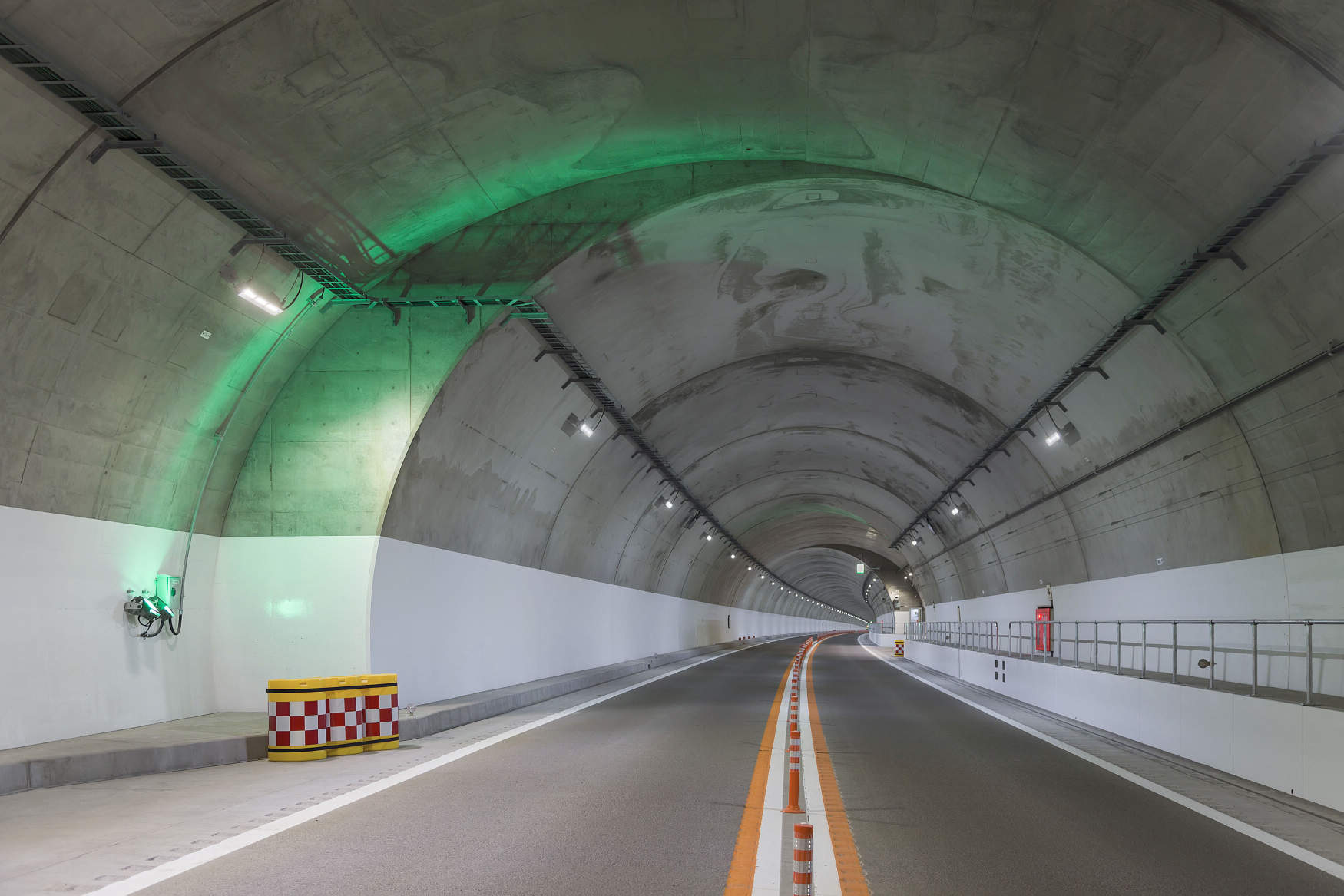 後志自動車道 余市ic 小樽jct間トンネル照明設備工事 道路 トンネル 納入事例集 電気 建築設備 Panasonic